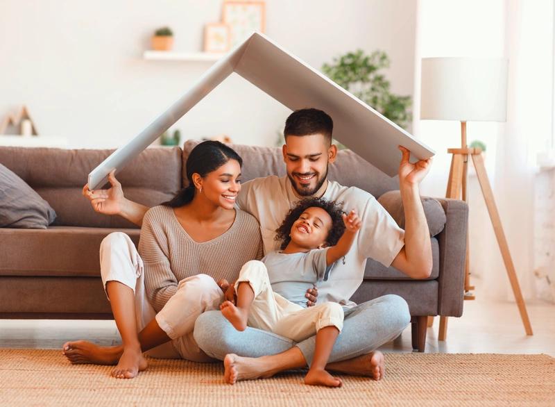 Familie genießt im Wohnzimmer angenehme Raumtemperatur