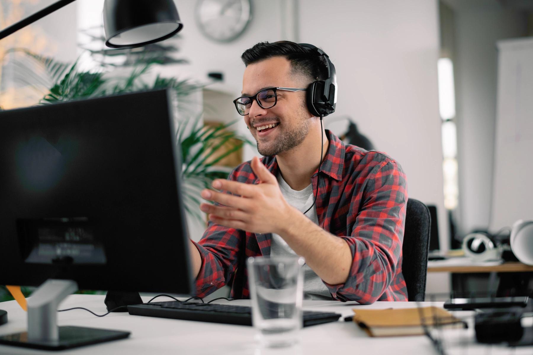 Teilnehmer eines IMI Webinars sitzt vor Laptop