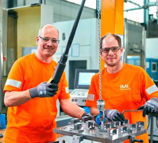 Zwei IMI Mitarbeiter bedienen Anlage