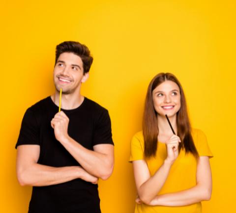 Ein junger Mann und eine Frau mit einem Stift in der Hand