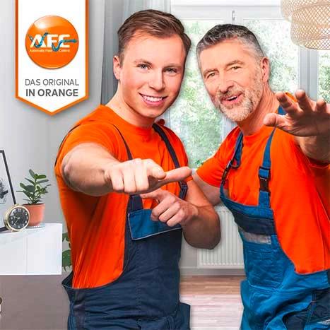 Zwei Handwerker grüßen in die Kamera